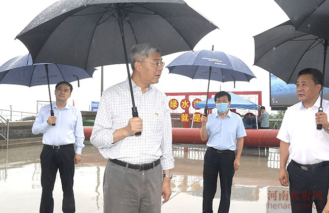 尹弘冒雨調(diào)研宿鴨湖水庫清淤擴容工程和防汛工作