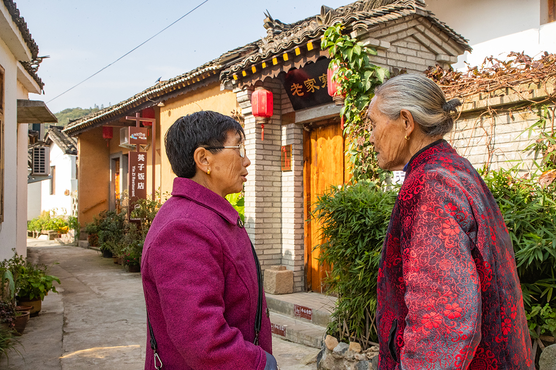 中國鄉(xiāng)村旅游新殺出一匹“黑馬”，人們都往這跑，深秋旅游真火爆