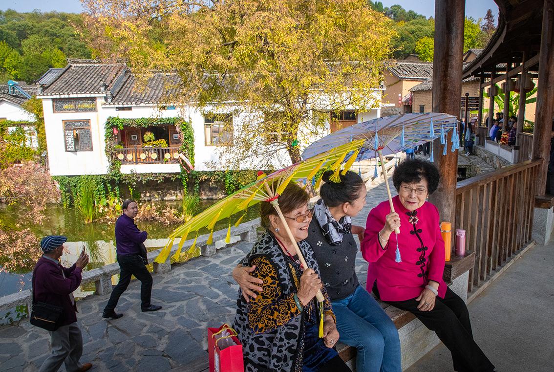 中國鄉(xiāng)村旅游新殺出一匹“黑馬”，人們都往這跑，深秋旅游真火爆