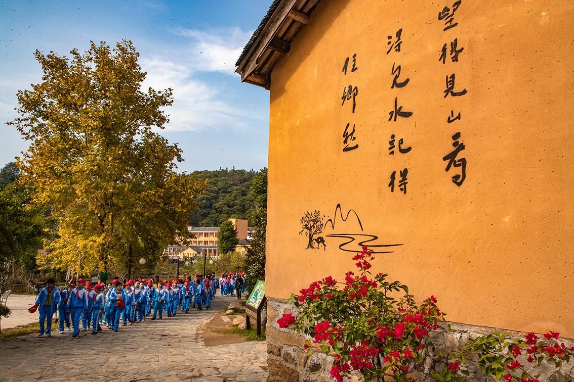 中國鄉(xiāng)村旅游新殺出一匹“黑馬”，人們都往這跑，深秋旅游真火爆