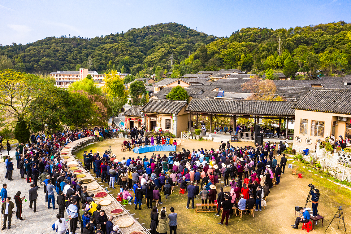 中國鄉(xiāng)村旅游新殺出一匹“黑馬”，人們都往這跑，深秋旅游真火爆