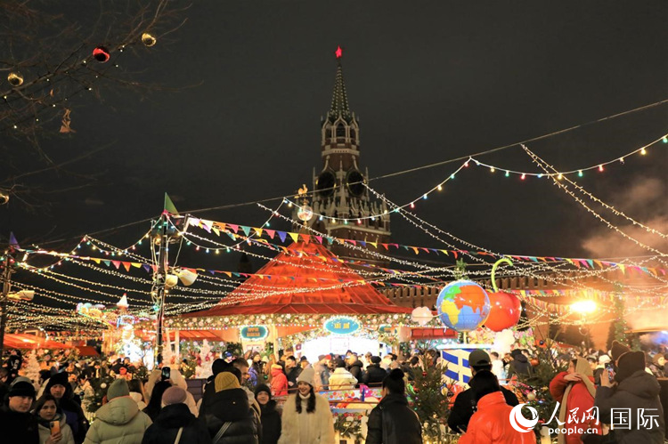 位于莫斯科紅場中央的“古姆”新年集市。人民網(wǎng)記者 隋鑫攝