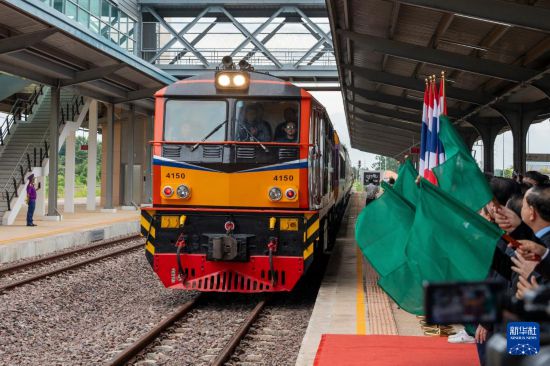   7月20日，首趟老撾泰國跨境鐵路客運列車抵達(dá)老撾萬象坎薩瓦站。新華社發(fā)（凱喬攝）